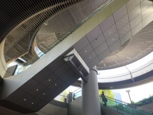 エスカレーター周り金属パネル（カットパネル）