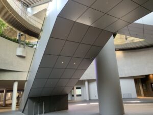 エスカレーター周り金属パネル（カットパネル）