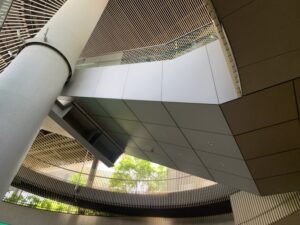 エスカレーター周り金属パネル(カットパネル)