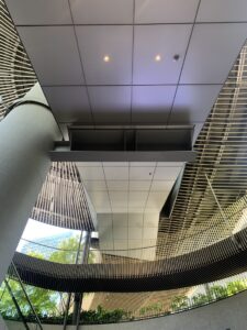 エスカレーター周り金属パネル（カットパネル）